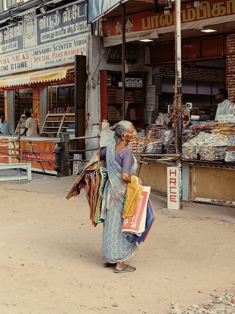 Tamil woman at Palani market in Tamil Nadu